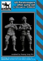 US paratroopers after jump set - Image 1